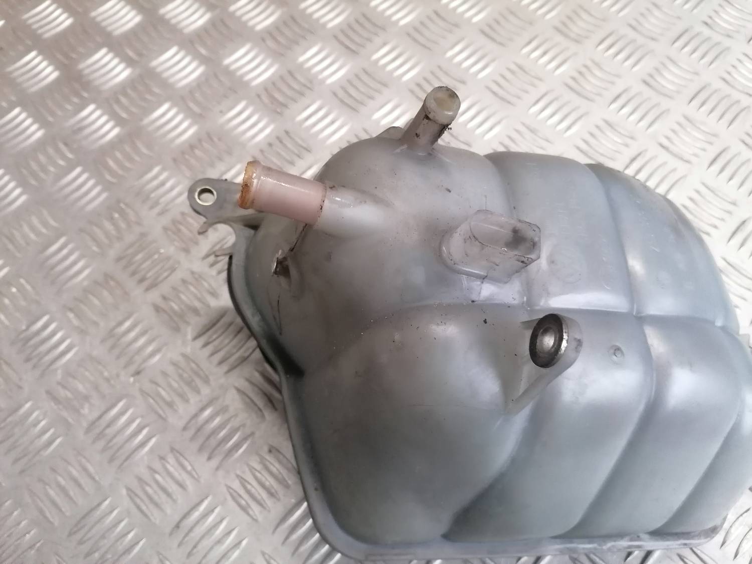 Dzesēšanas šķidruma tvertne priekš VW PHAETON 2003 4 Dzesēšanas šķidruma tvertne priekš VW PHAETON 2003