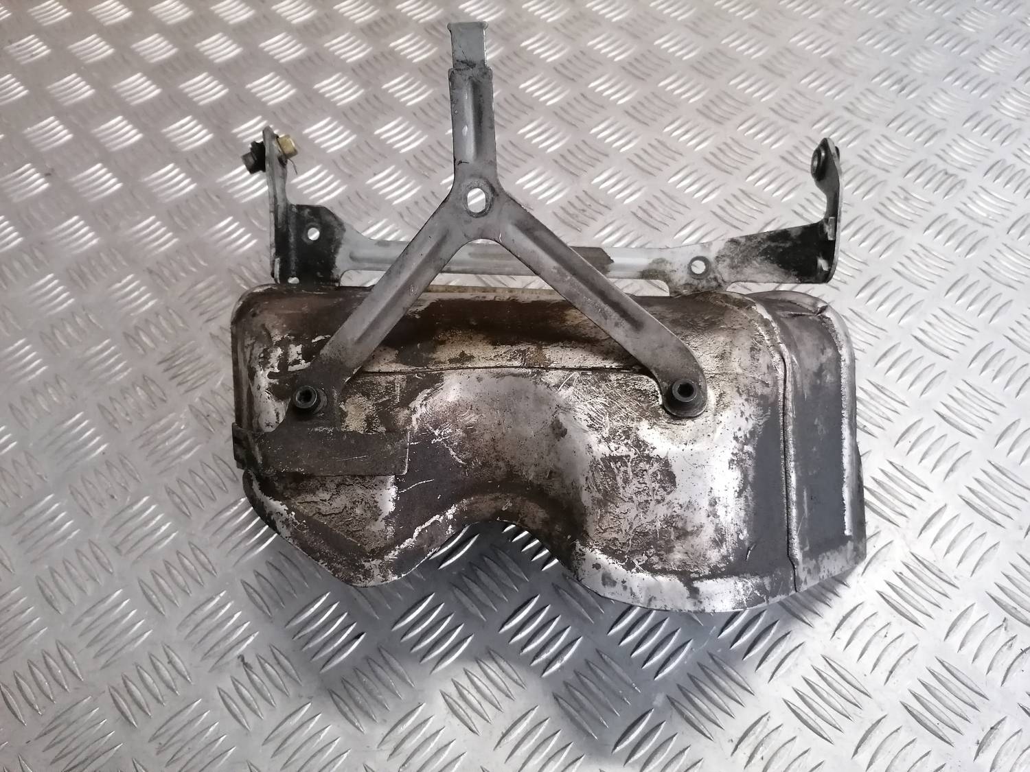 Izpūtēja sistēmas karstuma aizsargs priekš VW PHAETON 2003 2 Izpūtēja sistēmas karstuma aizsargs priekš VW PHAETON 2003