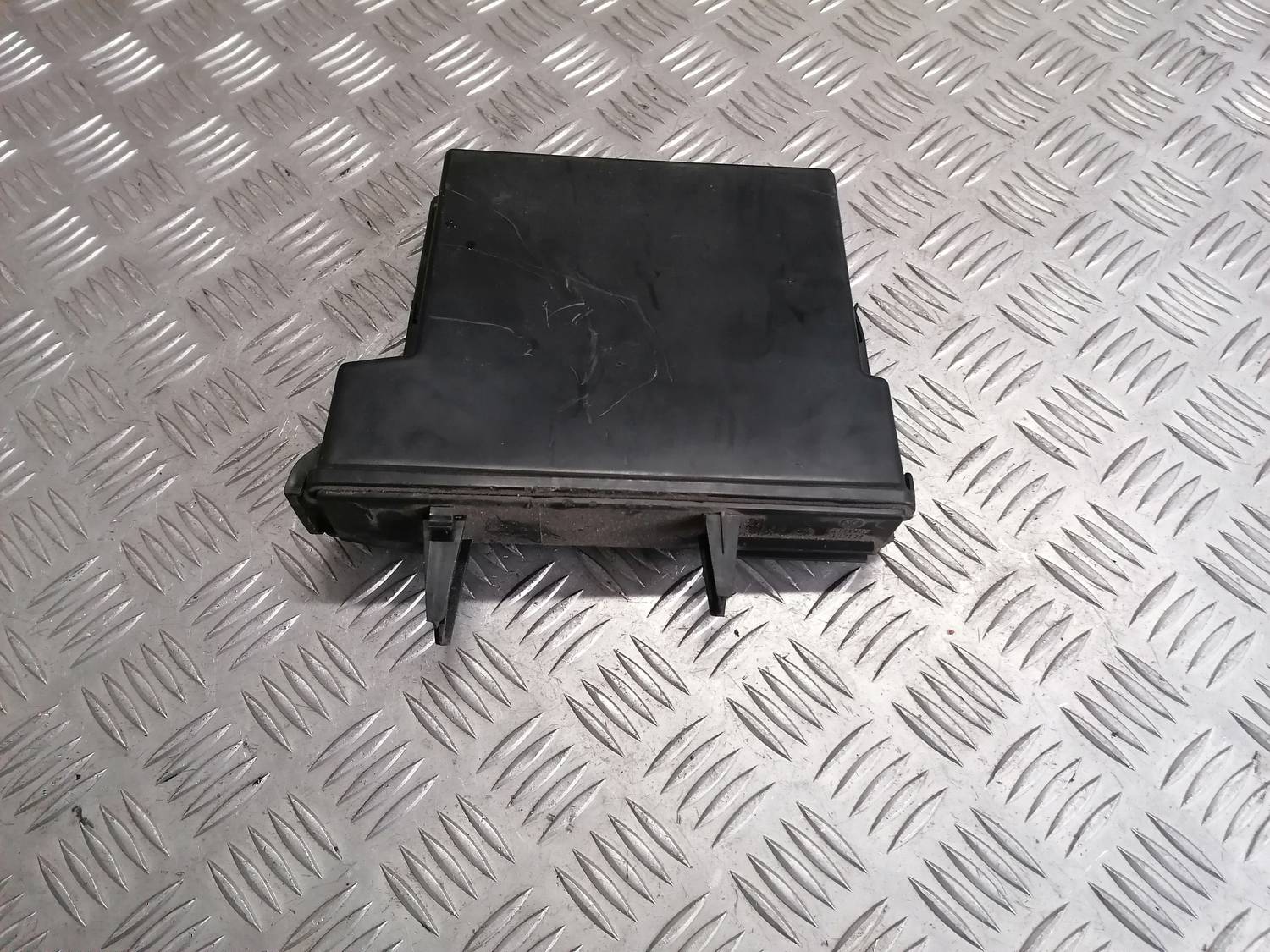 Drošinātāju kārbas korpusa vāks priekš VW PHAETON 2003 2 Drošinātāju kārbas korpusa vāks priekš VW PHAETON 2003