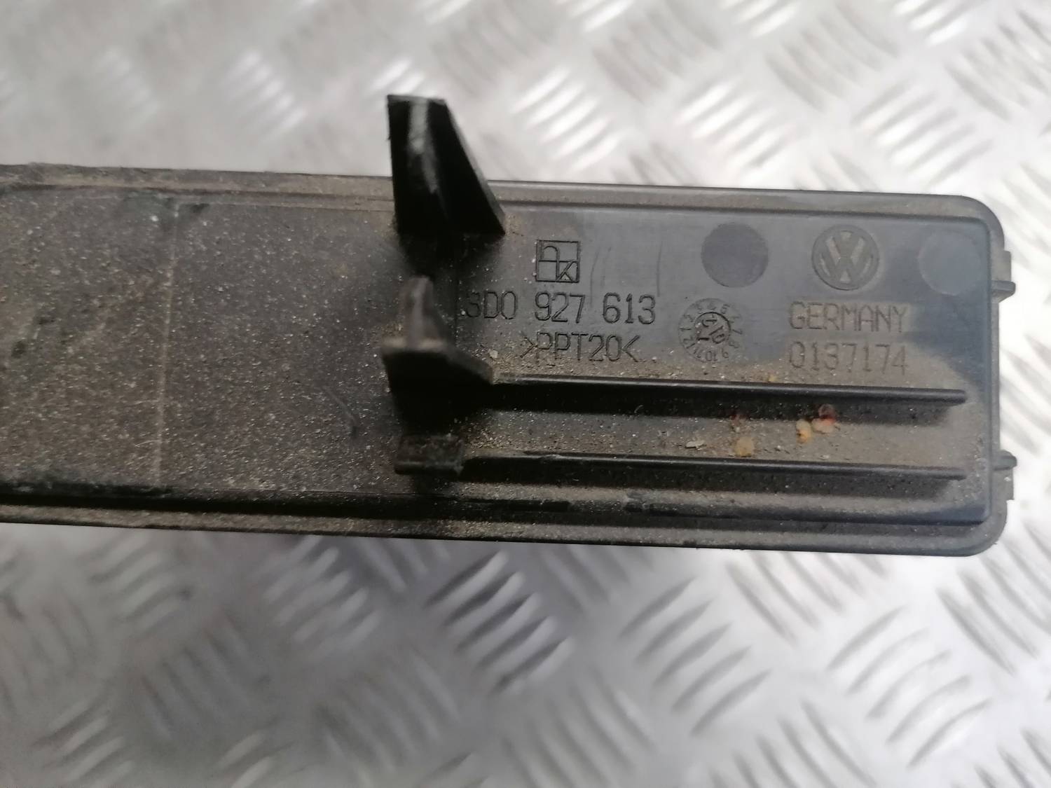 Drošinātāju kārbas korpusa vāks priekš VW PHAETON 2003 4 Drošinātāju kārbas korpusa vāks priekš VW PHAETON 2003