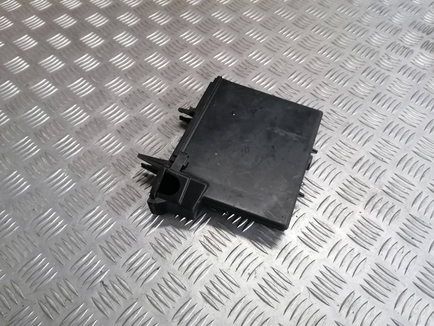 Drošinātāju kārbas korpusa vāks priekš VW PHAETON 2003 1 Drošinātāju kārbas korpusa vāks priekš VW PHAETON 2003