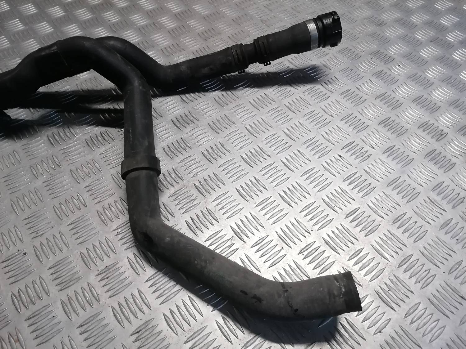 Dzesēšanas caurules priekš VW PHAETON 2003 2 Dzesēšanas caurules priekš VW PHAETON 2003