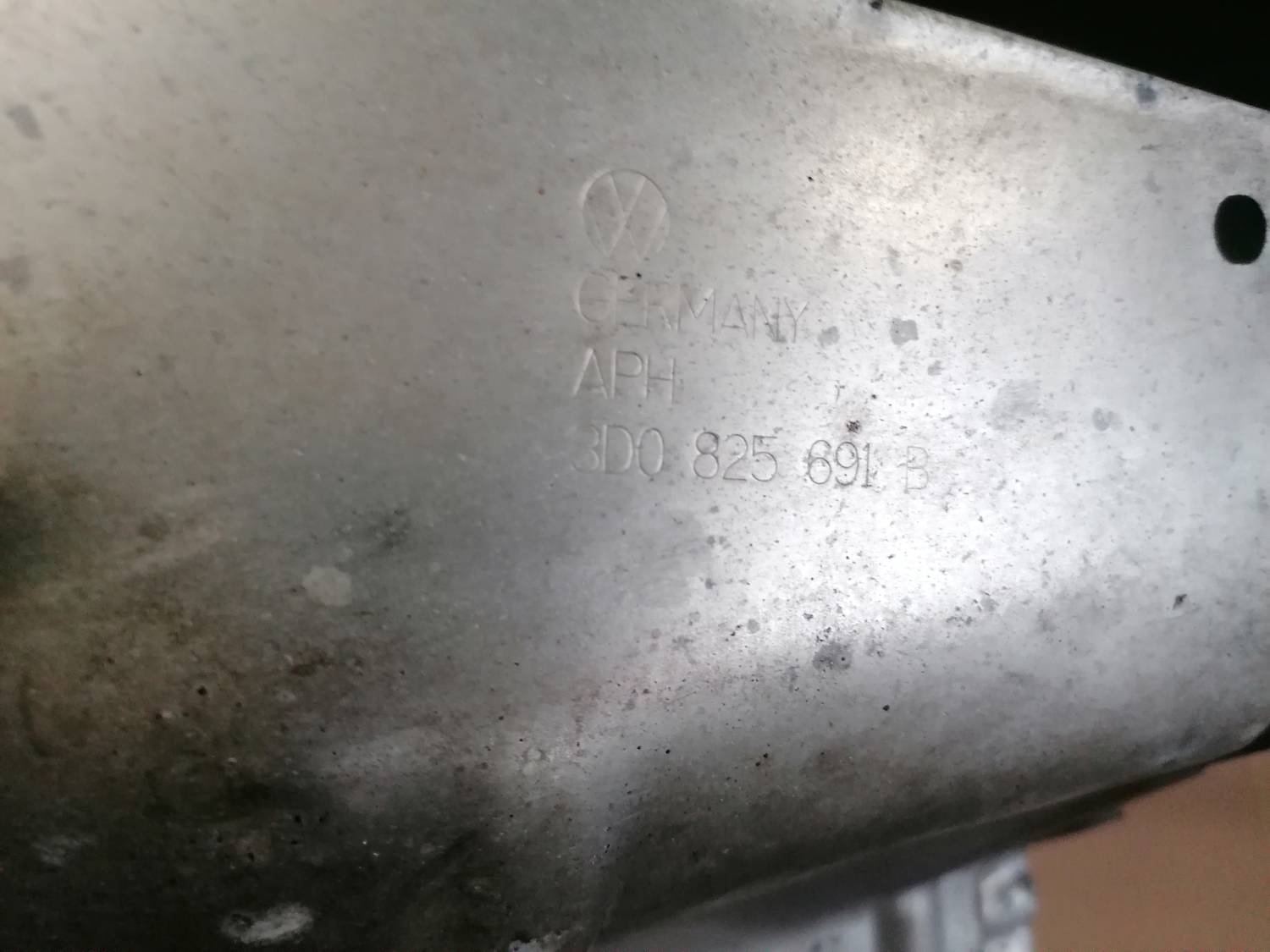 Izpūtēja sistēmas karstuma aizsargs priekš VW PHAETON 2003 2 Izpūtēja sistēmas karstuma aizsargs priekš VW PHAETON 2003