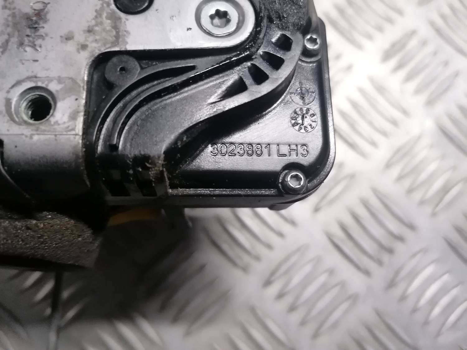 Aizmugurējo kreiso durvju slēdzene priekš OPEL INSIGNIA SPORTS TOURER 2013