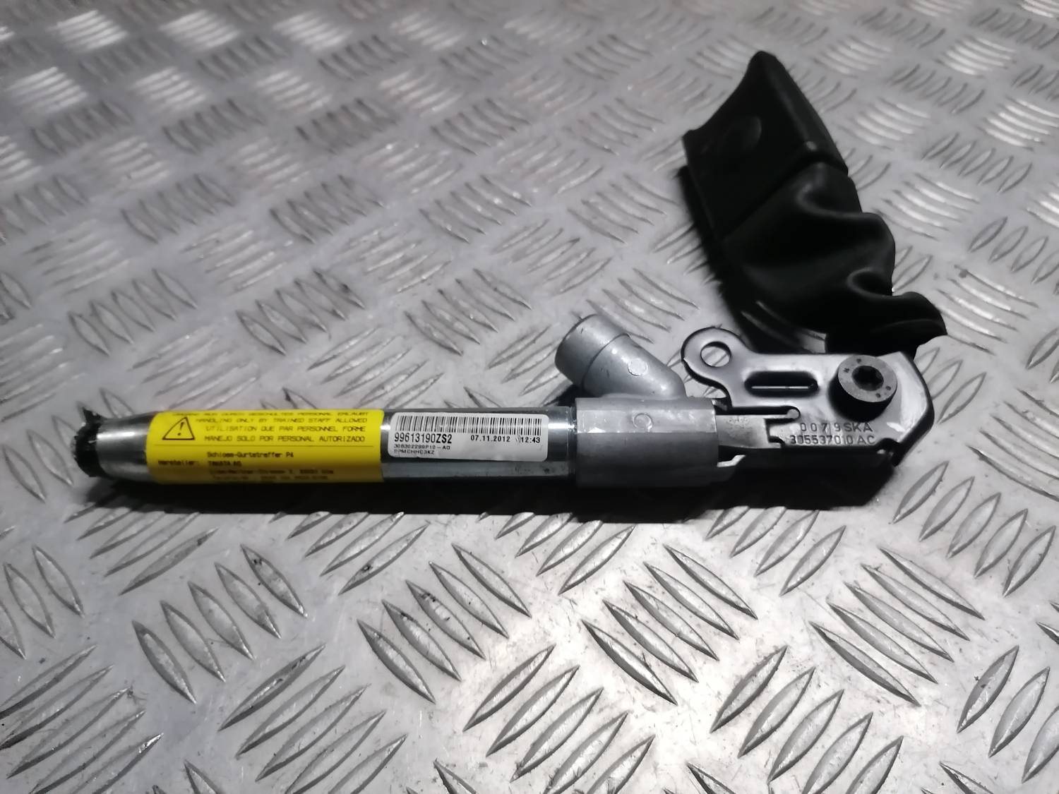 Priekšējās drošības jostas sprādze priekš OPEL INSIGNIA SPORTS TOURER 2013