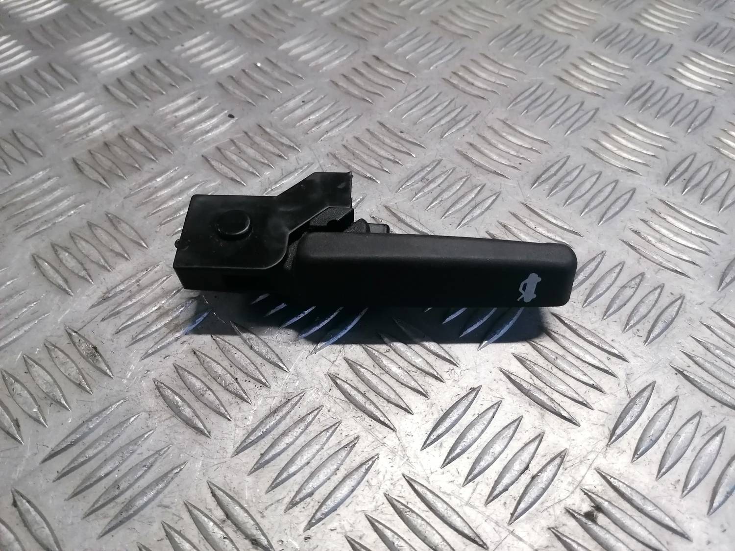 Pārsega atveršanas rokturis salonā priekš OPEL INSIGNIA SPORTS TOURER 2013 2 Pārsega atveršanas rokturis salonā priekš OPEL INSIGNIA SPORTS TOURER 2013