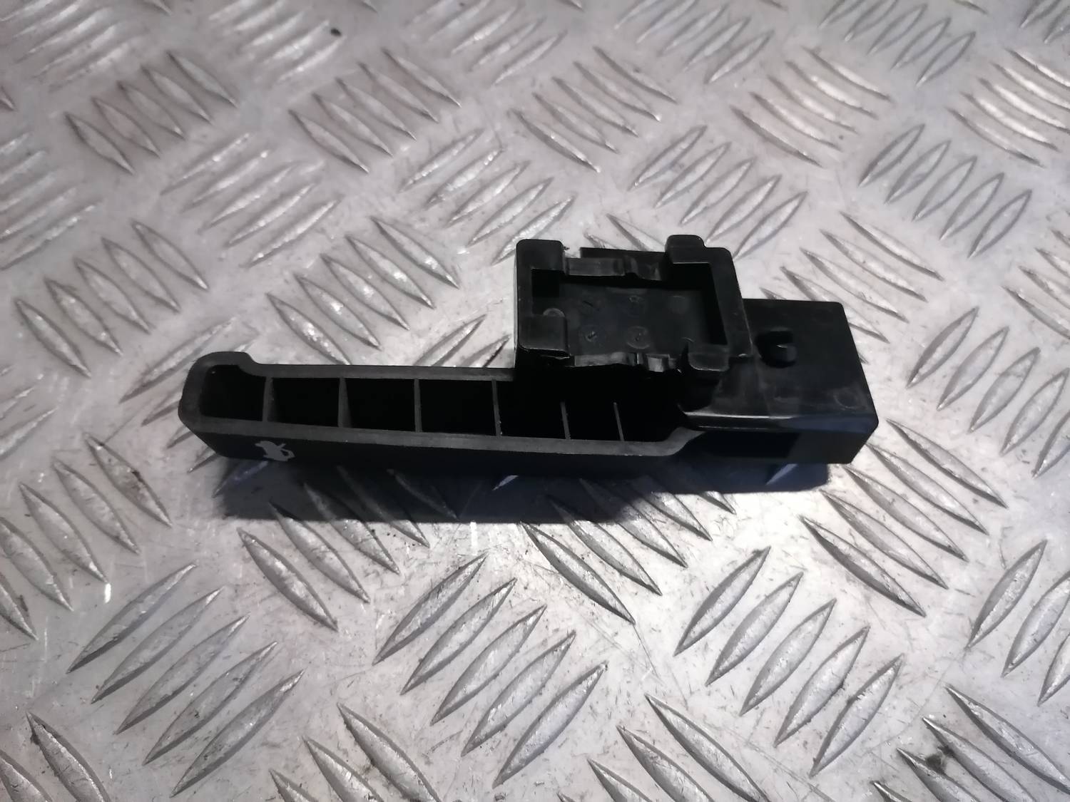 Pārsega atveršanas rokturis salonā priekš OPEL INSIGNIA SPORTS TOURER 2013 4 Pārsega atveršanas rokturis salonā priekš OPEL INSIGNIA SPORTS TOURER 2013