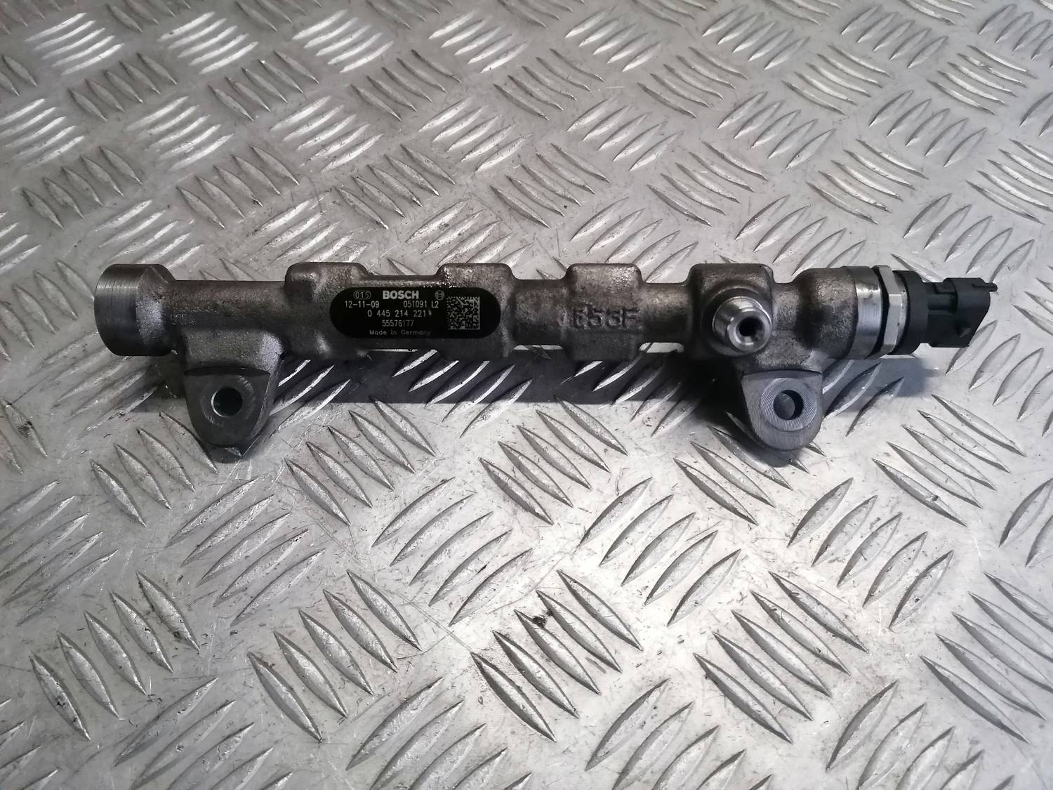 Degvielas sadales caurule priekš OPEL INSIGNIA SPORTS TOURER 2013 3 Degvielas sadales caurule priekš OPEL INSIGNIA SPORTS TOURER 2013