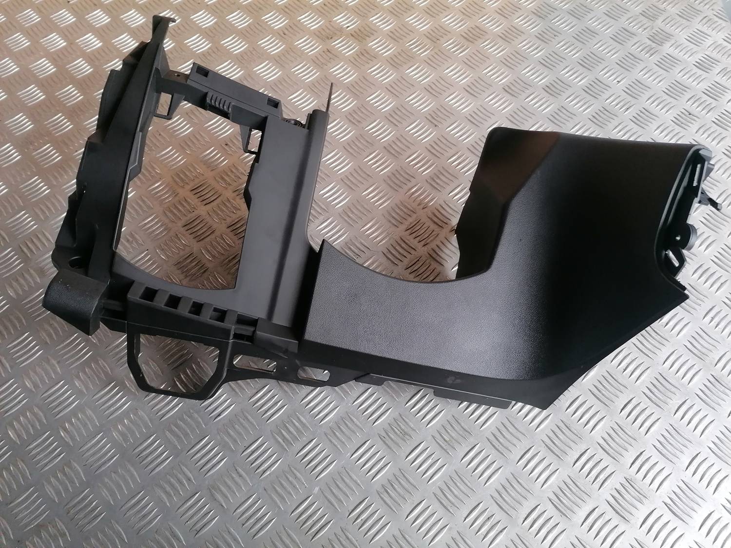 Mērinstrumentu paneļa apdare (zem stūres) priekš OPEL INSIGNIA SPORTS TOURER 2013