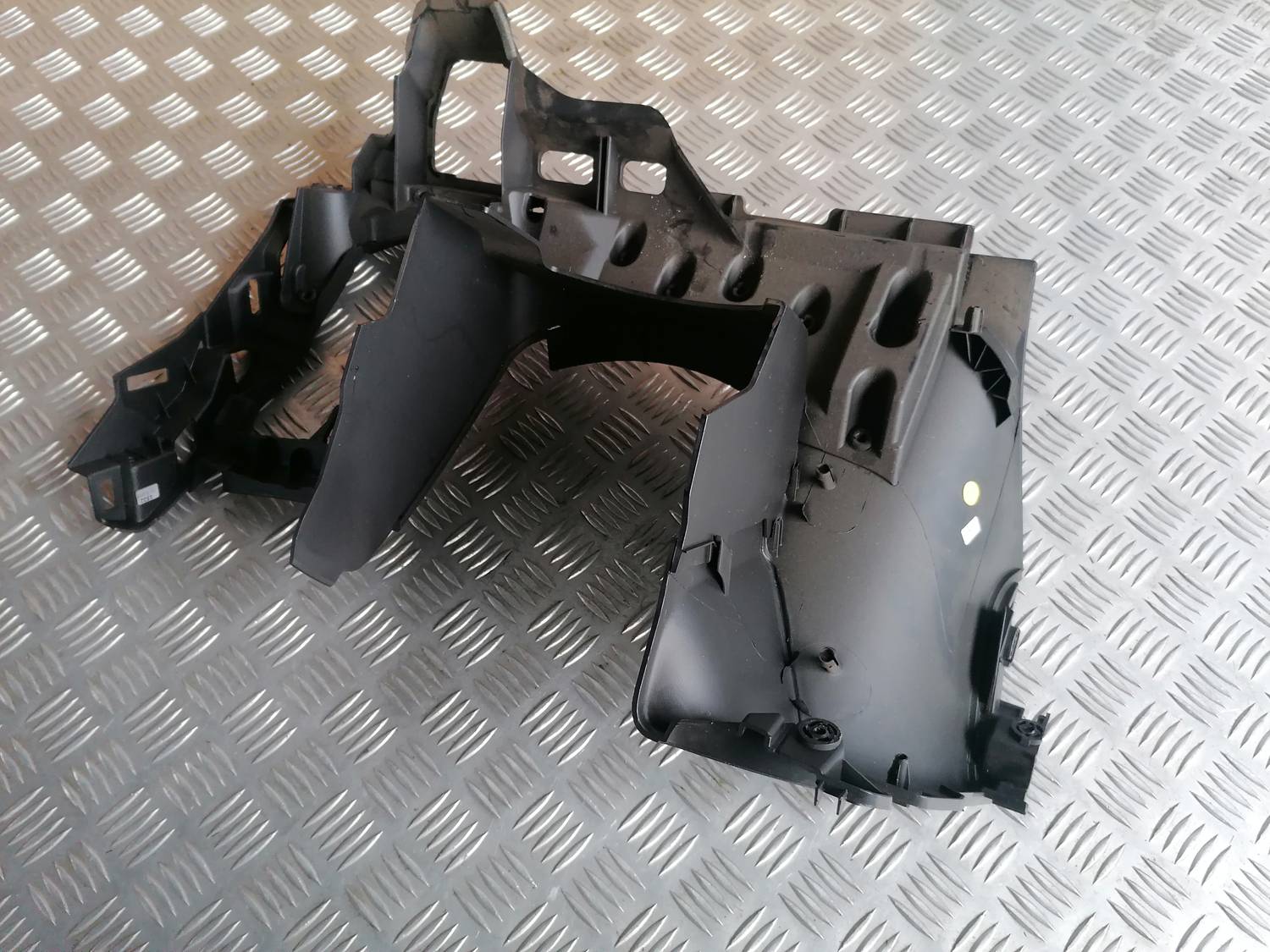 Mērinstrumentu paneļa apdare (zem stūres) priekš OPEL INSIGNIA SPORTS TOURER 2013