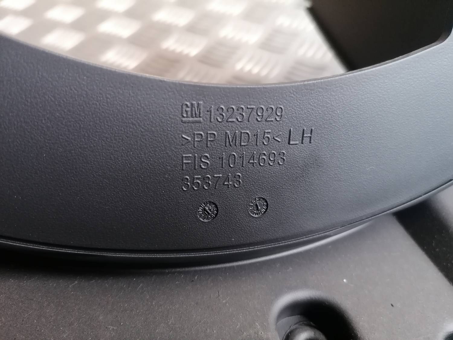 Mērinstrumentu paneļa apdare (zem stūres) priekš OPEL INSIGNIA SPORTS TOURER 2013