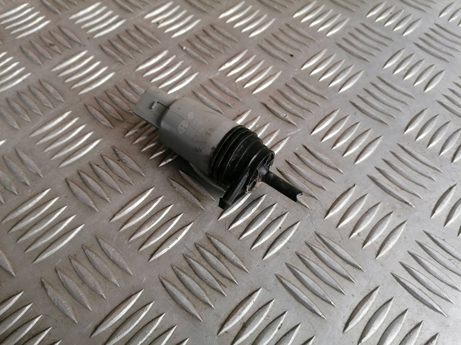 Mazgātāja šķidruma sūknis priekš BMW 318D E91 2008 TOURING 2 Mazgātāja šķidruma sūknis priekš BMW 318D E91 2008 TOURING