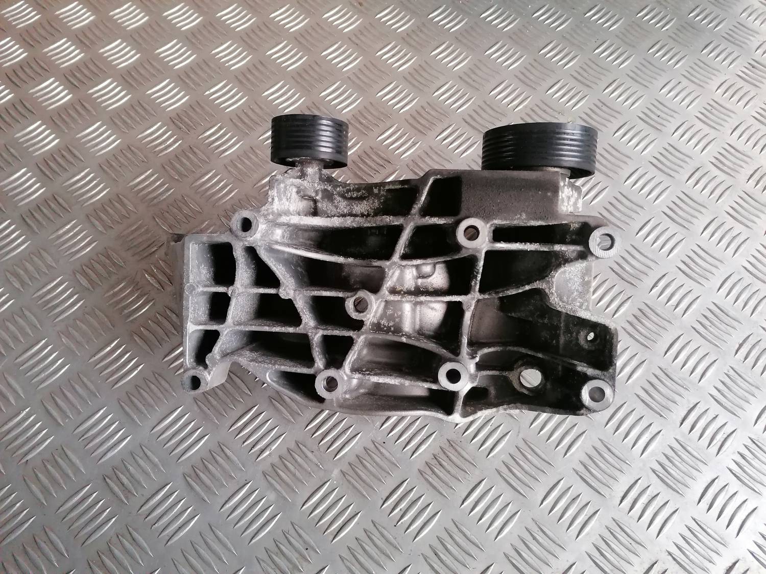 Ģeneratora kronšteins priekš BMW 318D E91 2008 TOURING 3 Ģeneratora kronšteins priekš BMW 318D E91 2008 TOURING