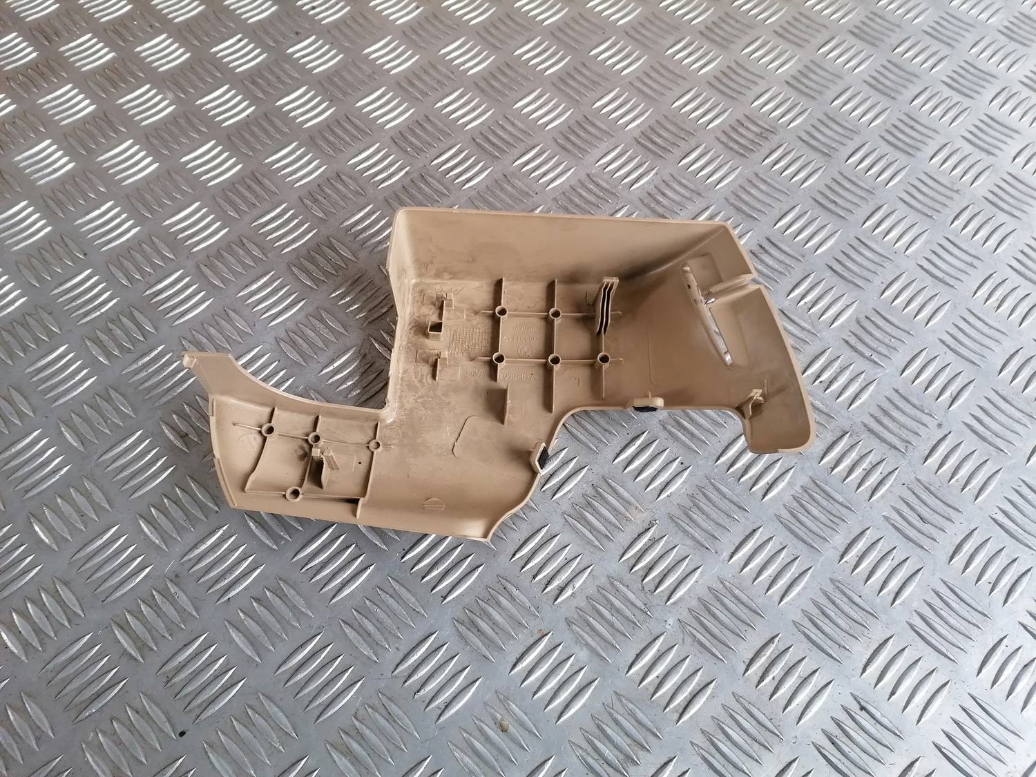 Aizmugurēja sēdekļa atzveltnes plastmasas uzlika priekš BMW 318D E91 2008 TOURING 2 Aizmugurēja sēdekļa atzveltnes plastmasas uzlika priekš BMW 318D E91 2008 TOURING