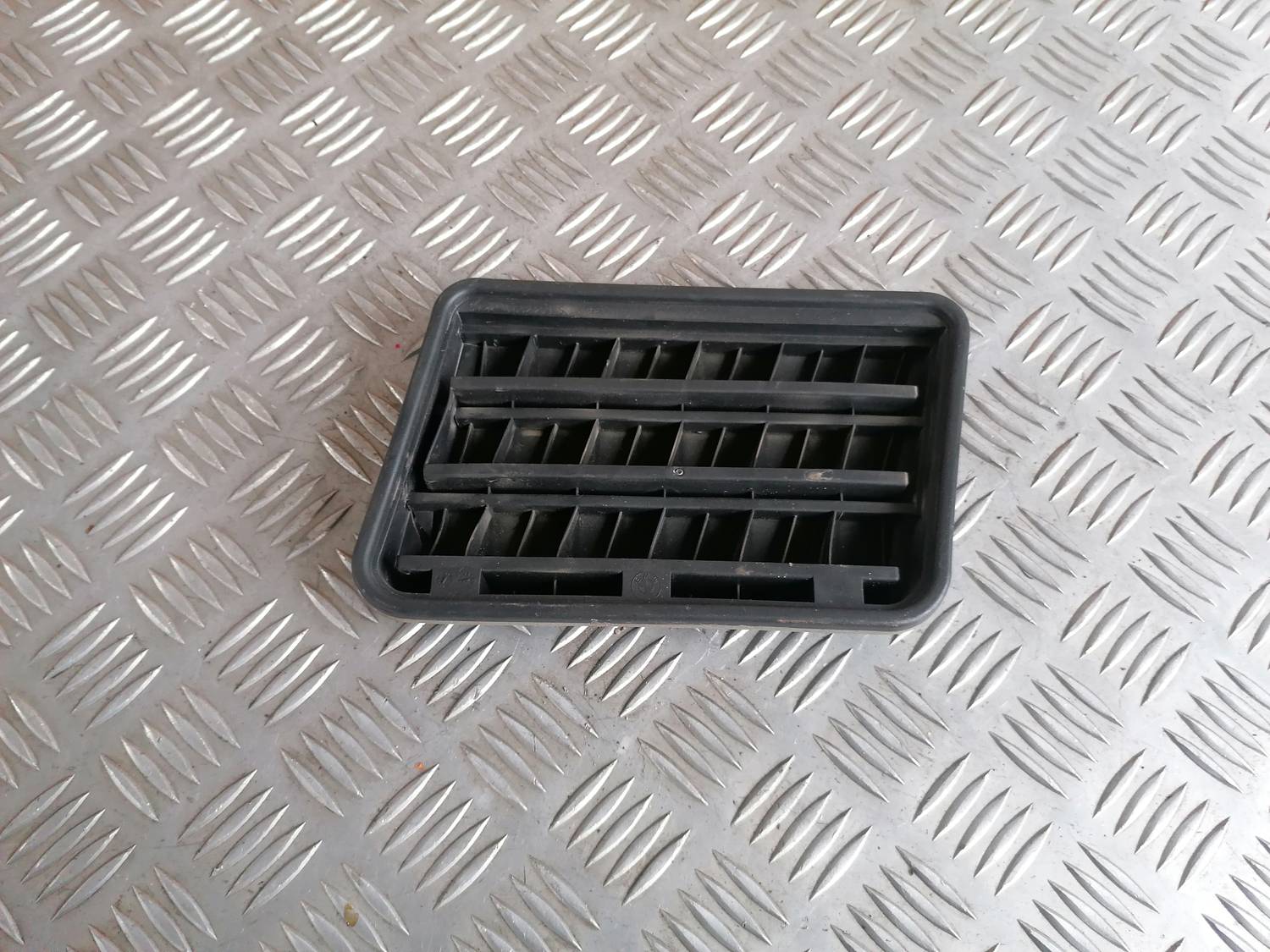 Virsbūves ventilācijas reste priekš BMW 318D E91 2008 TOURING 3 Virsbūves ventilācijas reste priekš BMW 318D E91 2008 TOURING