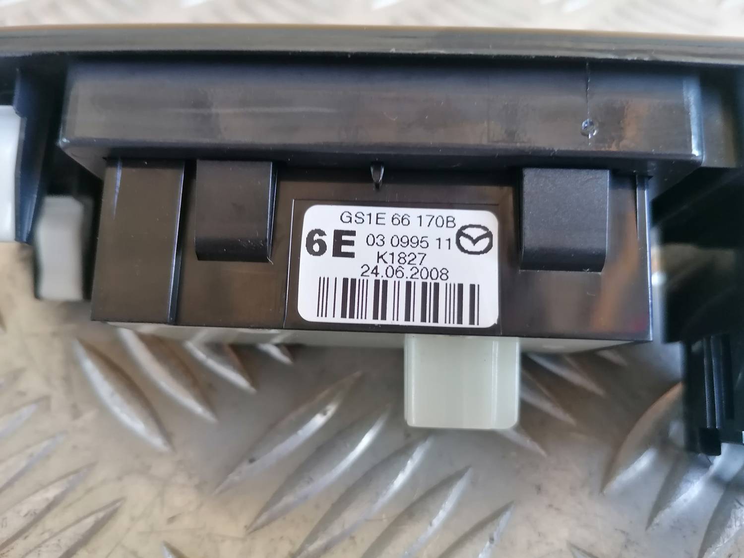 Mērinstrumentu paneļa pārslēgšanas pogas priekš MAZDA 6 2007 8 Mērinstrumentu paneļa pārslēgšanas pogas priekš MAZDA 6 2007