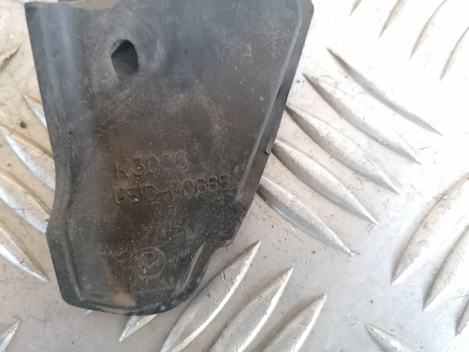 Radiatora vāks priekš MAZDA 6 2007 5 Radiatora vāks priekš MAZDA 6 2007