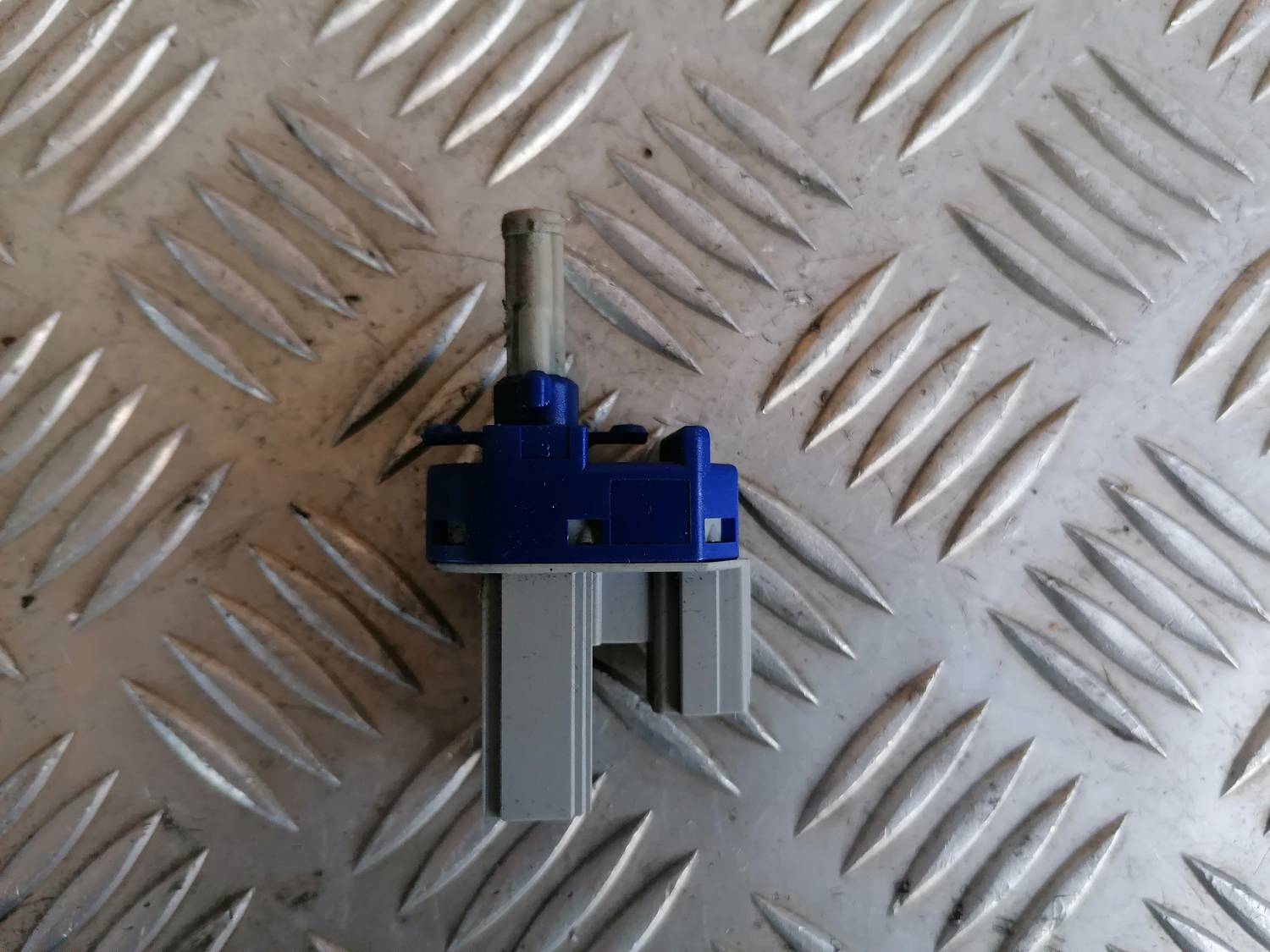 Sajūga pedāļa pozīcijas devējs priekš MAZDA 6 2007 2 Sajūga pedāļa pozīcijas devējs priekš MAZDA 6 2007