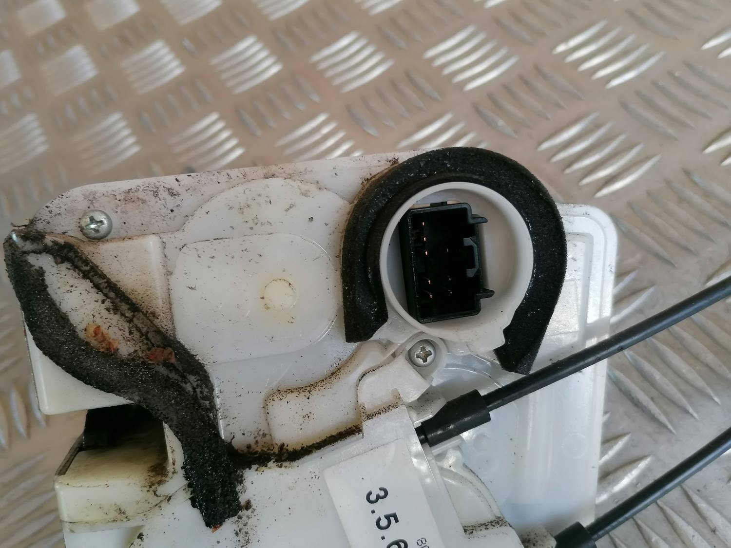 Priekšējo kreiso durvju slēdzene priekš MAZDA 6 2007 8 Priekšējo kreiso durvju slēdzene priekš MAZDA 6 2007