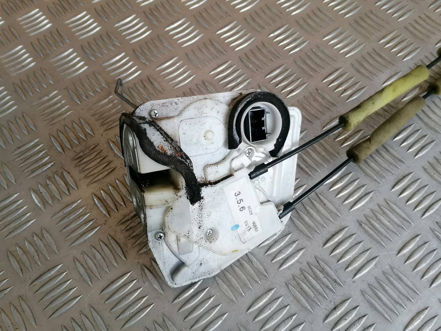 Priekšējo kreiso durvju slēdzene priekš MAZDA 6 2007 7 Priekšējo kreiso durvju slēdzene priekš MAZDA 6 2007