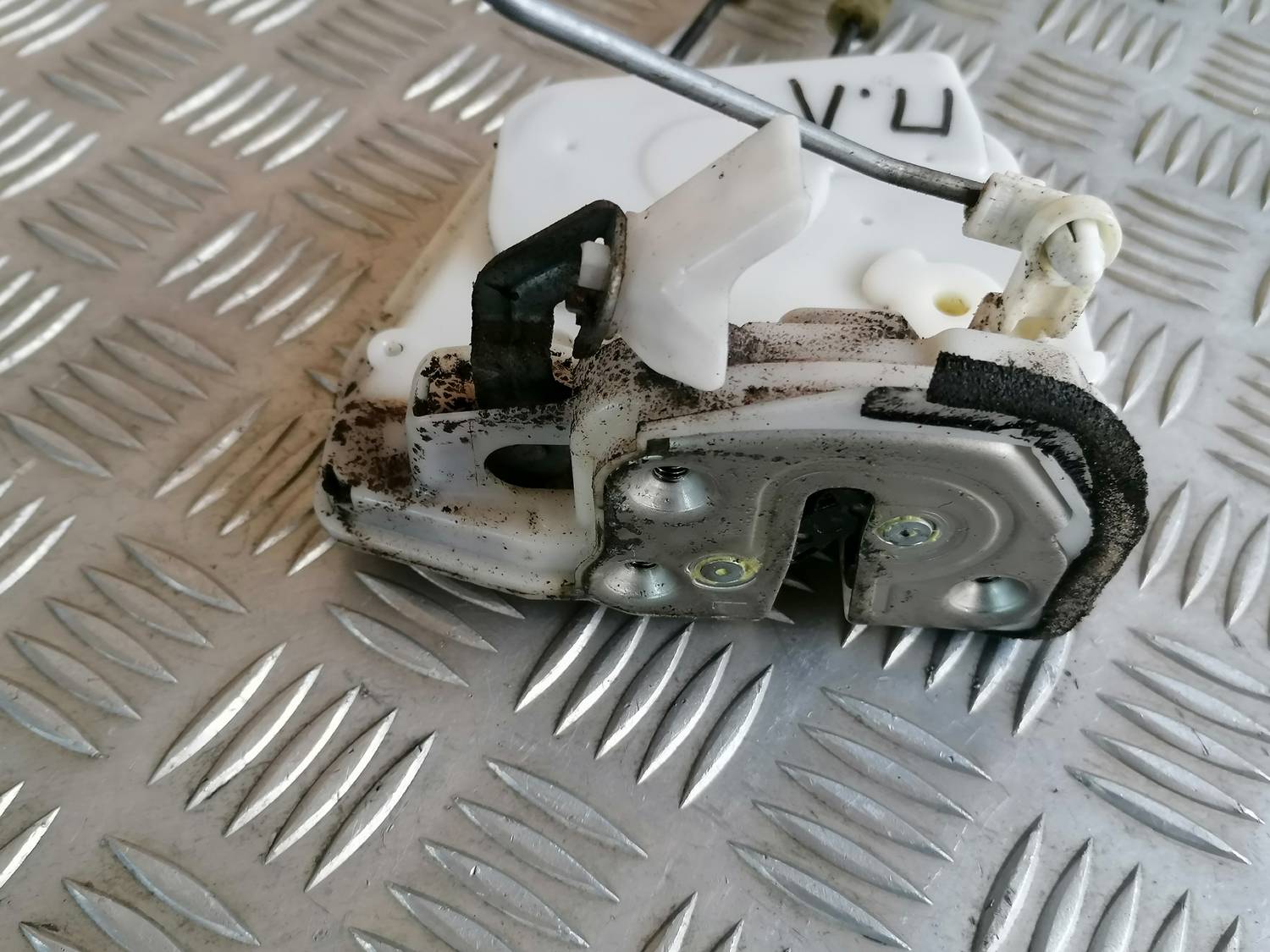 Priekšējo kreiso durvju slēdzene priekš MAZDA 6 2007 6 Priekšējo kreiso durvju slēdzene priekš MAZDA 6 2007