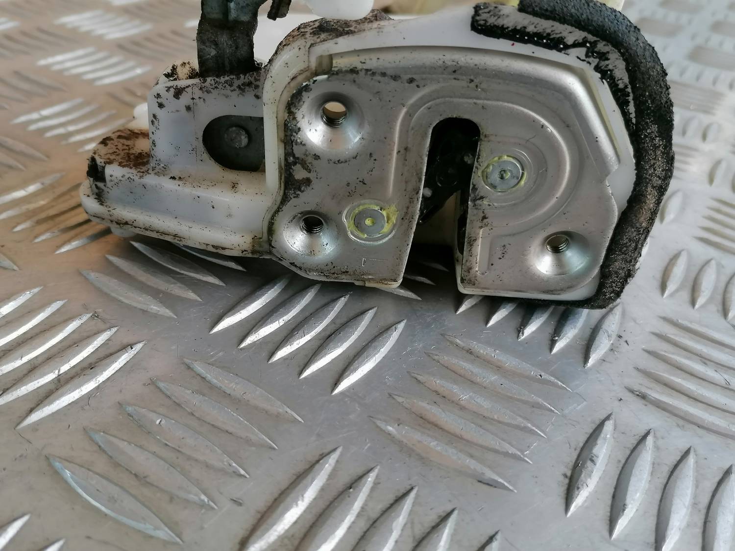 Priekšējo kreiso durvju slēdzene priekš MAZDA 6 2007 5 Priekšējo kreiso durvju slēdzene priekš MAZDA 6 2007