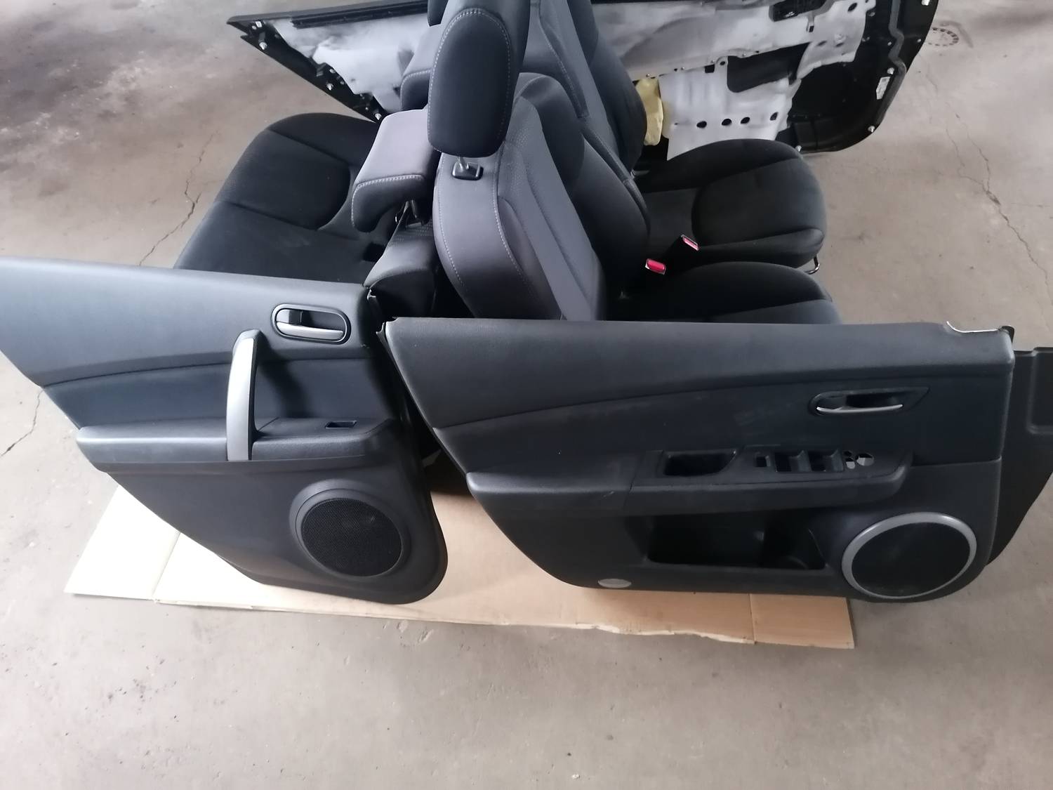 Sēdekļu komplekts priekš MAZDA 6 2007 2 Sēdekļu komplekts priekš MAZDA 6 2007