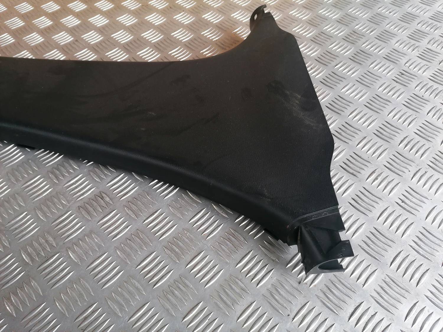 Vidējas salona statnes apdare priekš MAZDA 6 2007 2 Vidējas salona statnes apdare priekš MAZDA 6 2007