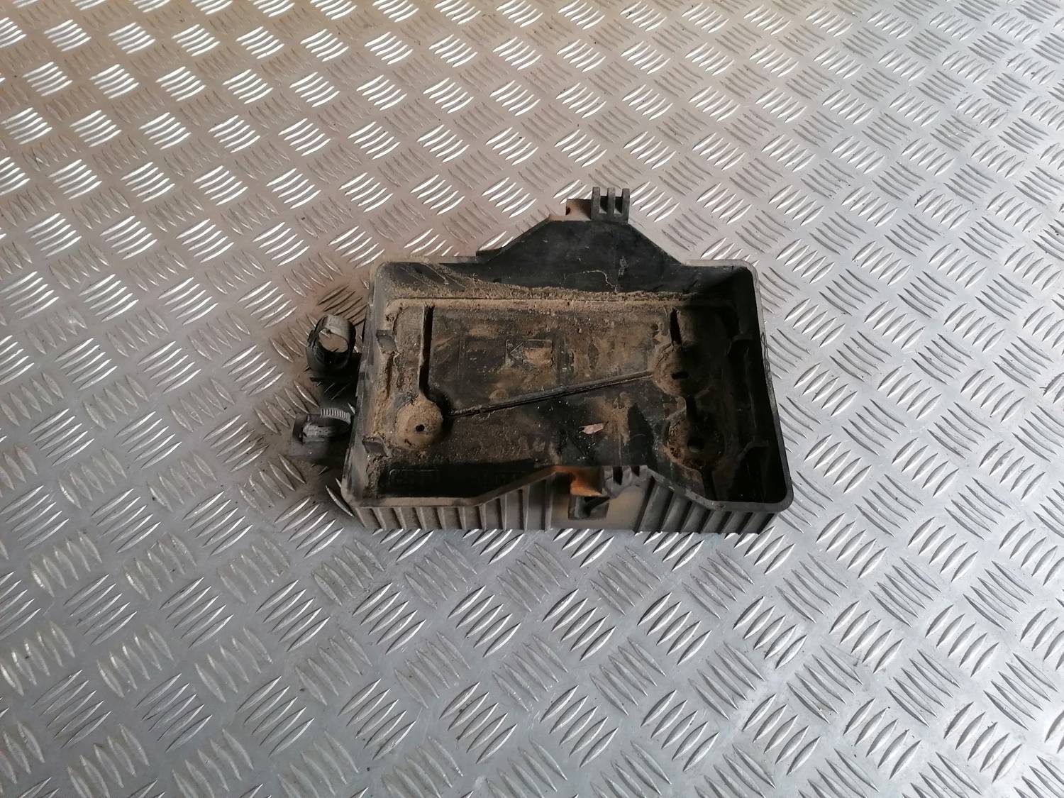 Akumulatora pamatnes kronšteins priekš MAZDA 6 2007 3 Akumulatora pamatnes kronšteins priekš MAZDA 6 2007