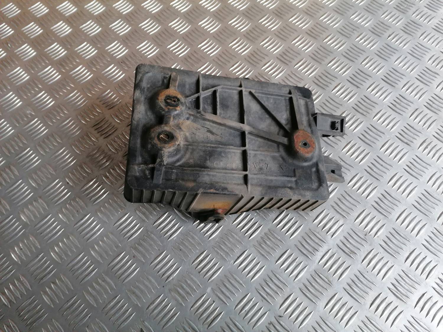 Akumulatora pamatnes kronšteins priekš MAZDA 6 2007 1 Akumulatora pamatnes kronšteins priekš MAZDA 6 2007