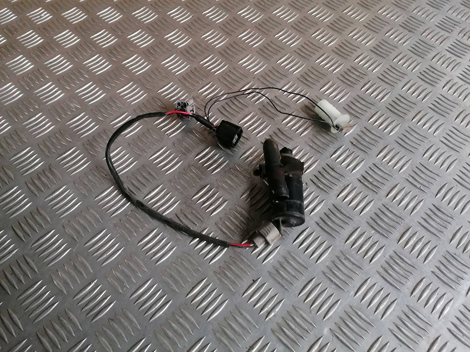 Mazgātāja šķidruma sūknis priekš MAZDA 6 2007 1 Mazgātāja šķidruma sūknis priekš MAZDA 6 2007