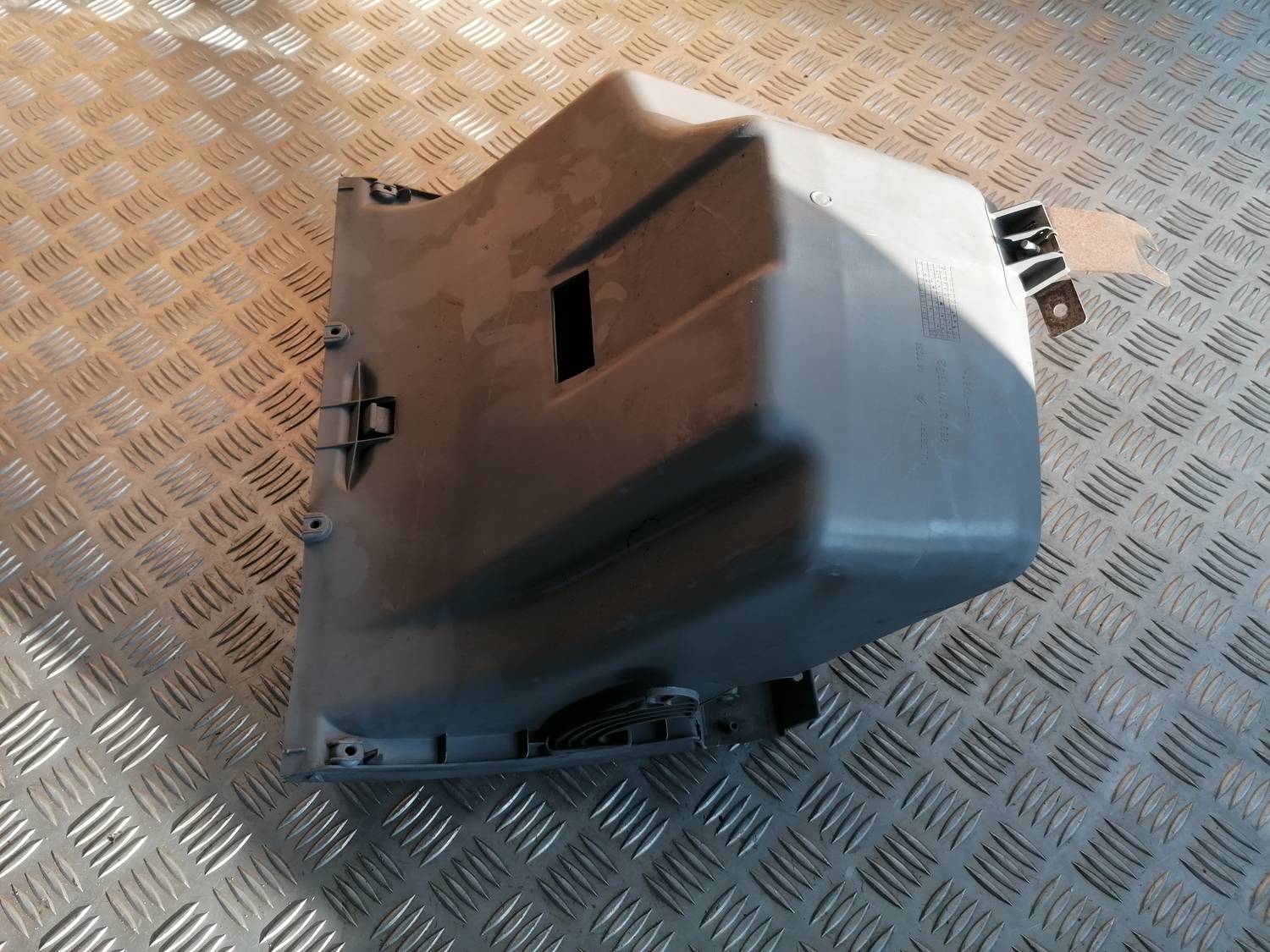 Mantu glabāšanas nodalījums pasažiera pusē priekš XSARA PICASSO 2003