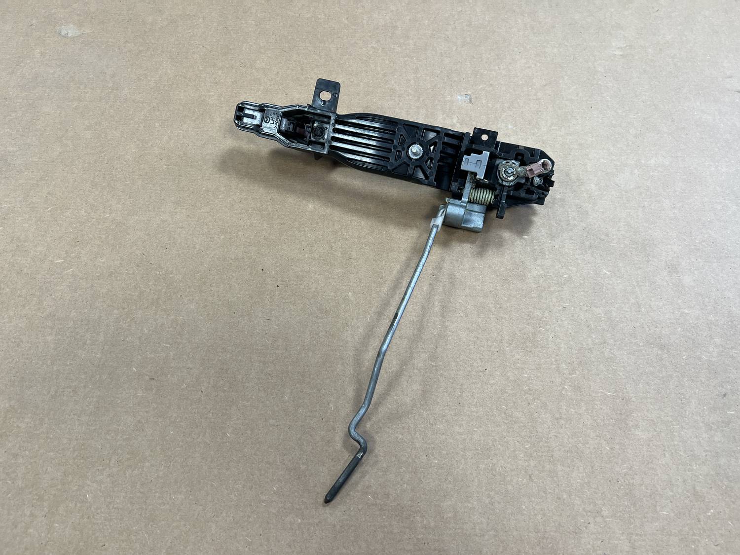 Priekšējāis kreisais durvju rokturis priekš MAZDA 6 2007 2 Priekšējāis kreisais durvju rokturis priekš MAZDA 6 2007