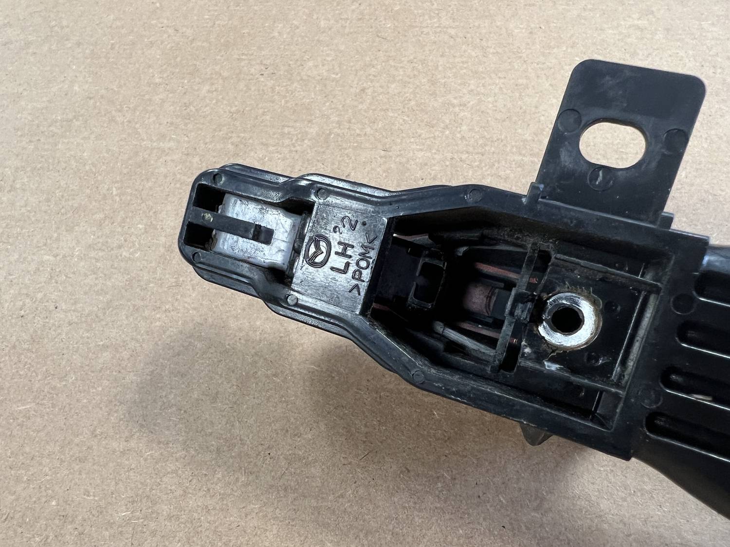 Priekšējāis kreisais durvju rokturis priekš MAZDA 6 2007 3 Priekšējāis kreisais durvju rokturis priekš MAZDA 6 2007