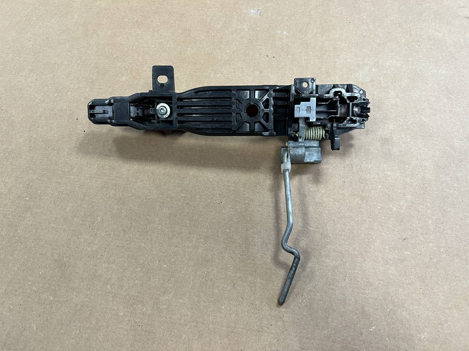 Aizmugurējais kreisais durvju rokturis priekš MAZDA 6 2007 2 Aizmugurējais kreisais durvju rokturis priekš MAZDA 6 2007