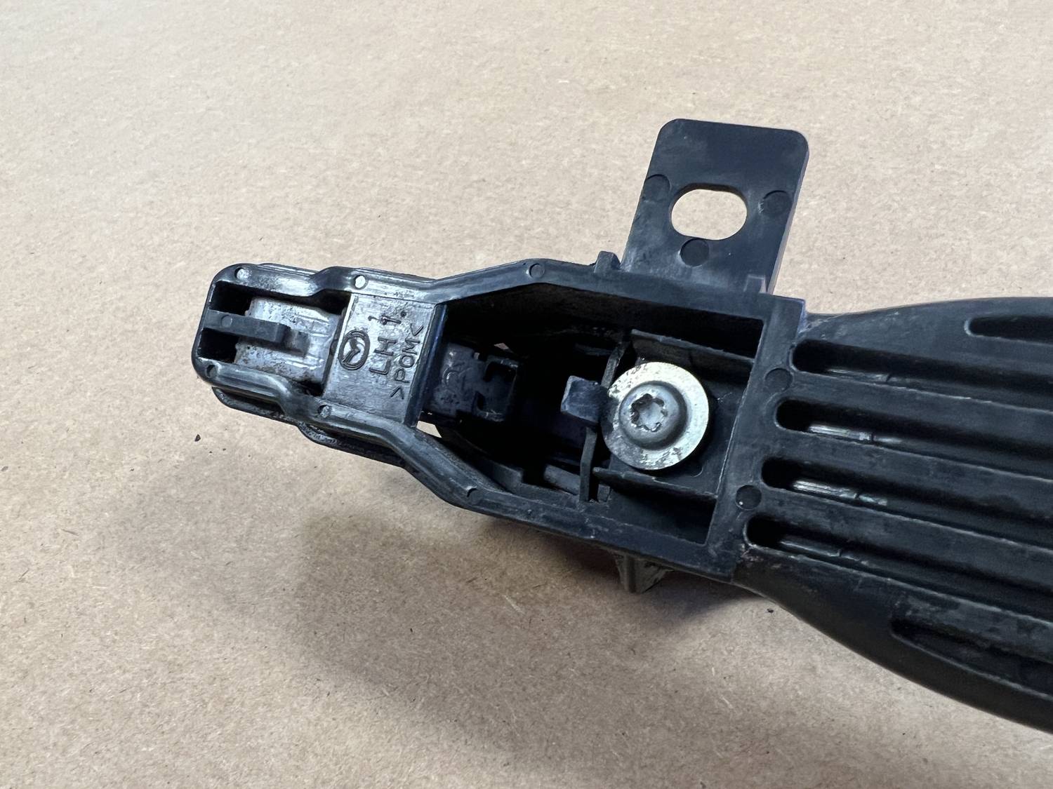 Aizmugurējais kreisais durvju rokturis priekš MAZDA 6 2007 3 Aizmugurējais kreisais durvju rokturis priekš MAZDA 6 2007