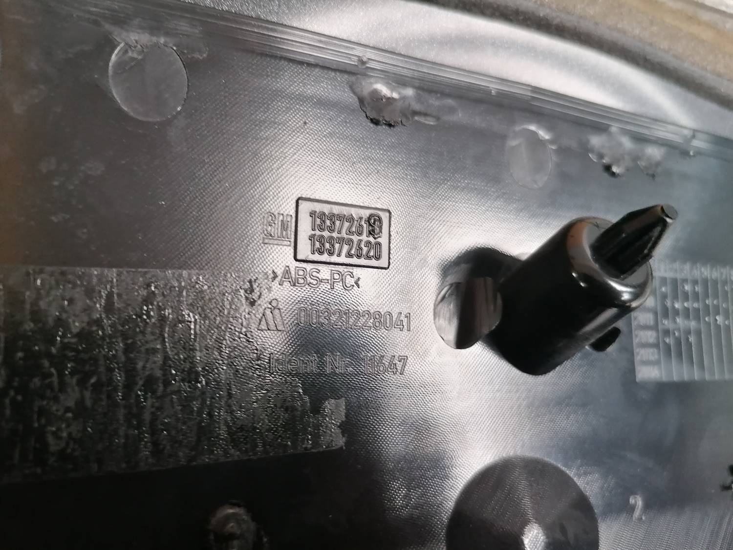 Bagažnieka vāka rokturis priekš OPEL ASTRA J 2012 6 Bagažnieka vāka rokturis priekš OPEL ASTRA J 2012