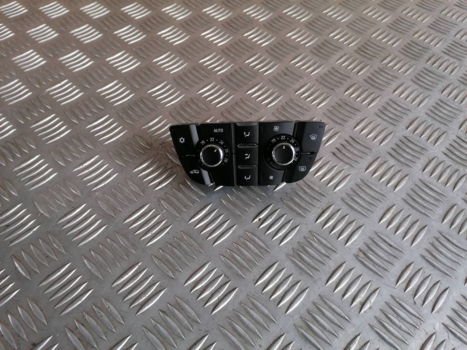 Klimata kontroles bloks priekš OPEL ASTRA J 2012 1 Klimata kontroles bloks priekš OPEL ASTRA J 2012