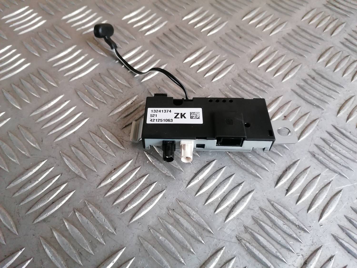 Antenas pastiprinātāja bloks priekš OPEL ASTRA J 2012 4 Antenas pastiprinātāja bloks priekš OPEL ASTRA J 2012