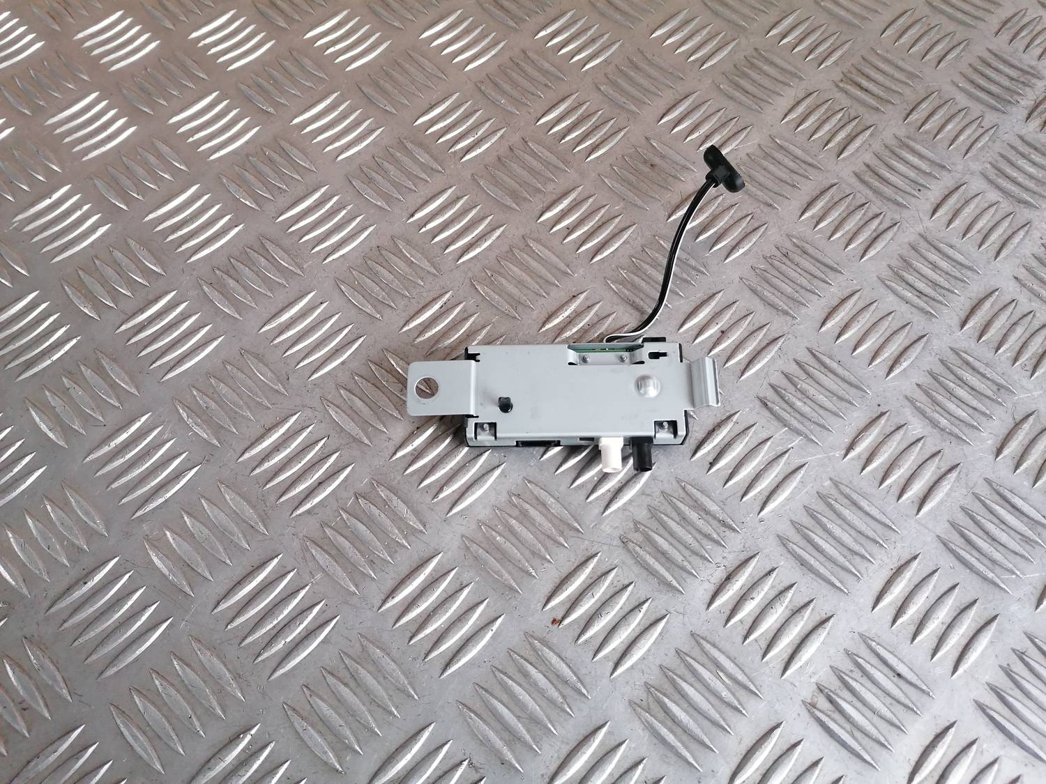 Antenas pastiprinātāja bloks priekš OPEL ASTRA J 2012 2 Antenas pastiprinātāja bloks priekš OPEL ASTRA J 2012