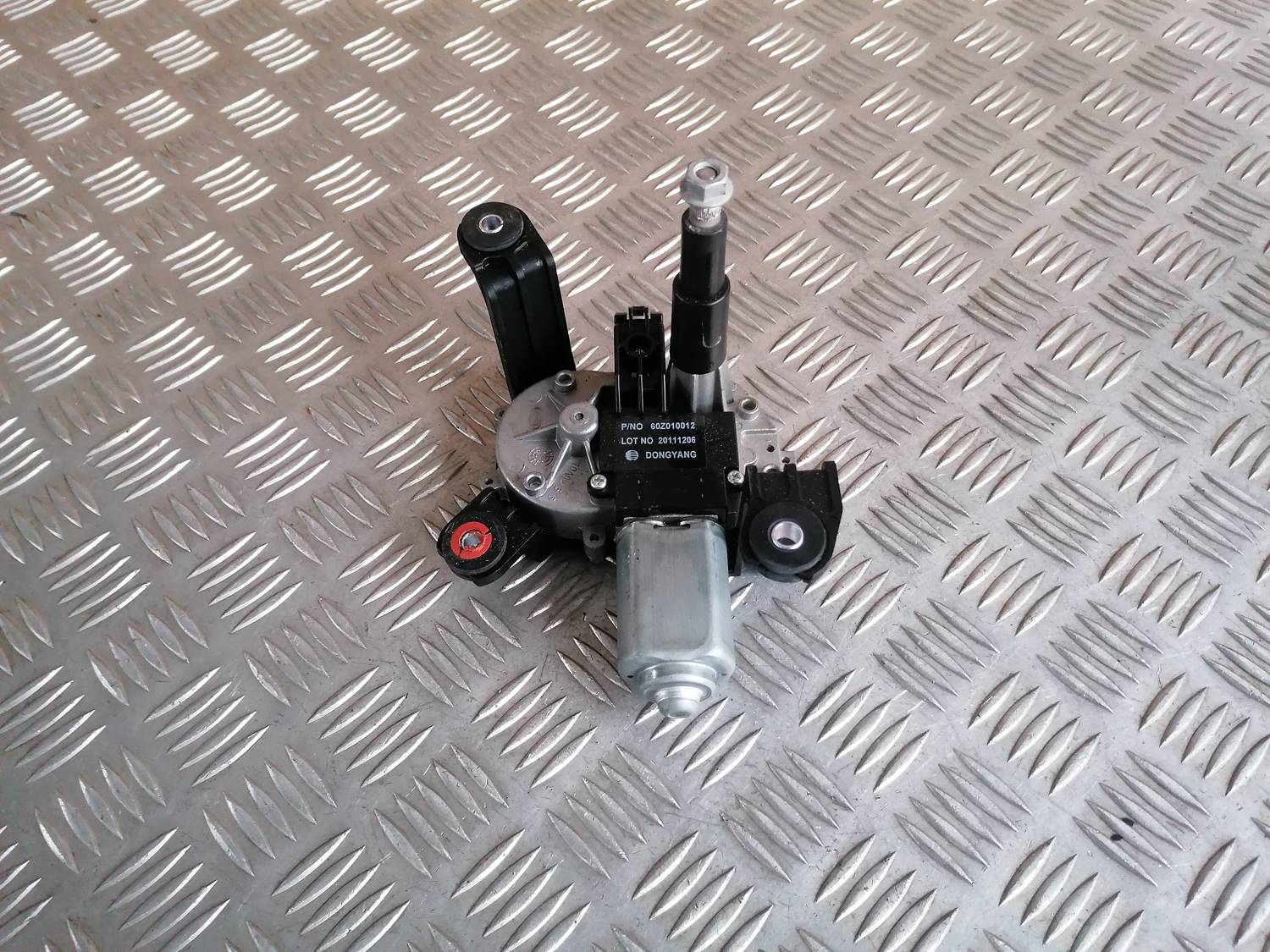 Aizmugurējā stikla tīrītāja motors priekš OPEL ASTRA J 2012 3 Aizmugurējā stikla tīrītāja motors priekš OPEL ASTRA J 2012