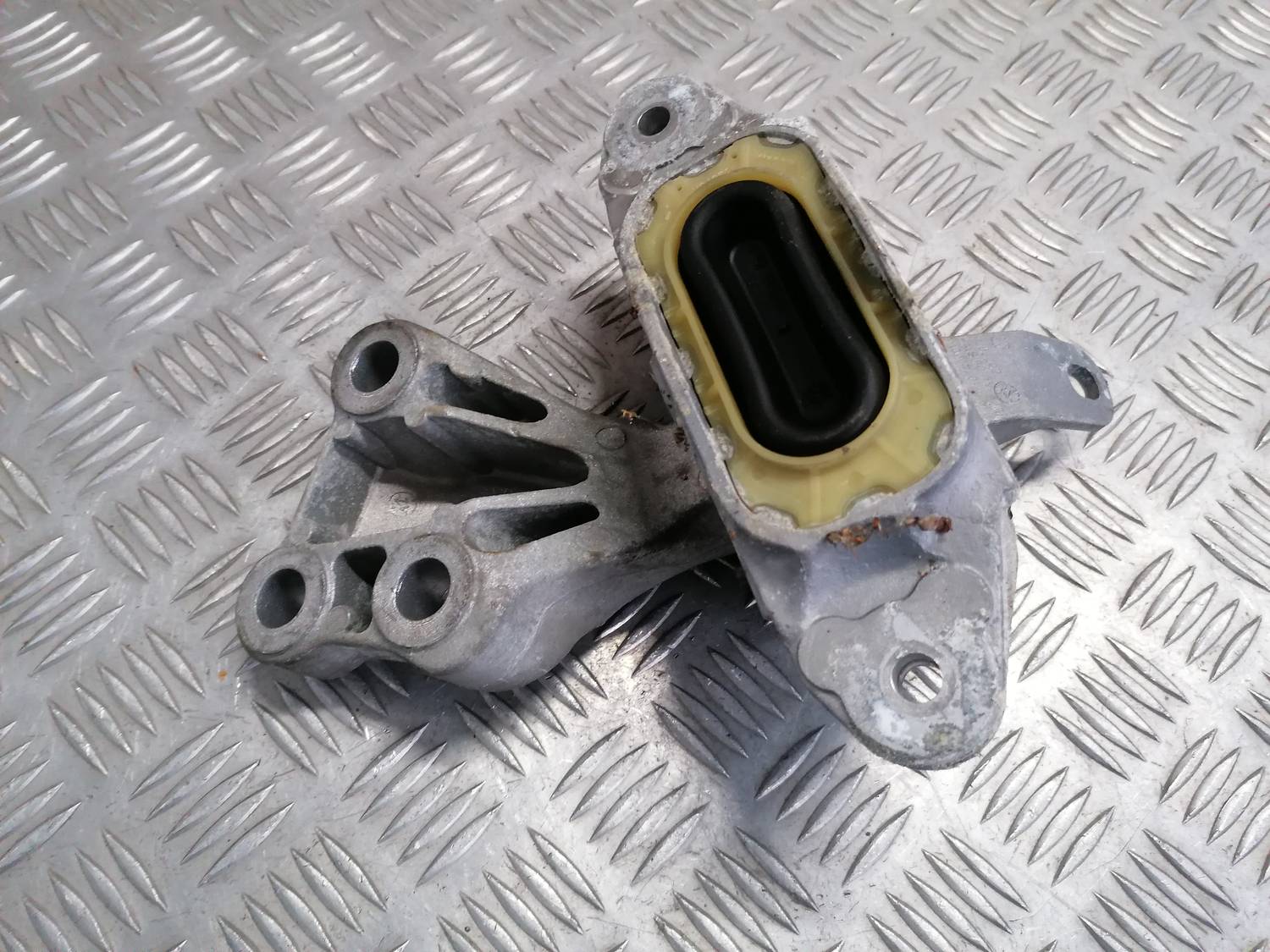 Dzinēja spilvens priekš OPEL ASTRA J 2012 3 Dzinēja spilvens priekš OPEL ASTRA J 2012
