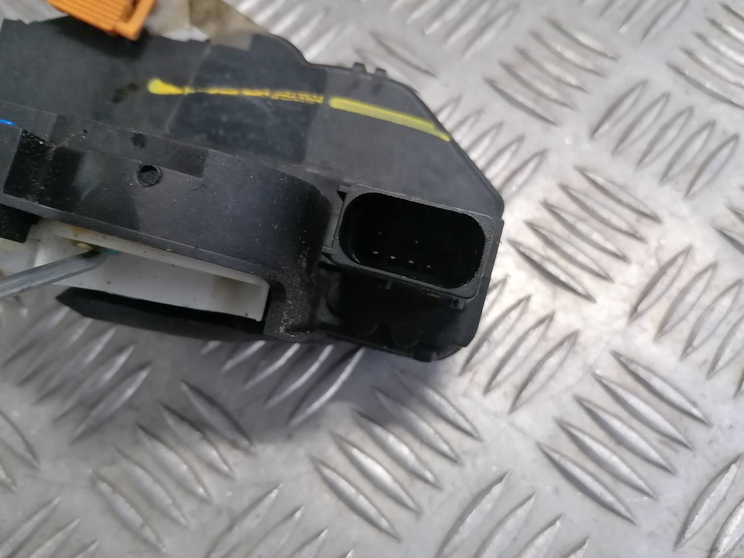 Priekšējo labo durvju slēdzene priekš OPEL ASTRA J 2012