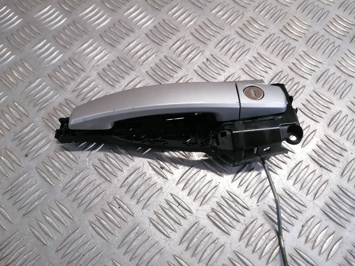 Priekšējāis kreisais durvju rokturis priekš OPEL ASTRA J 2012