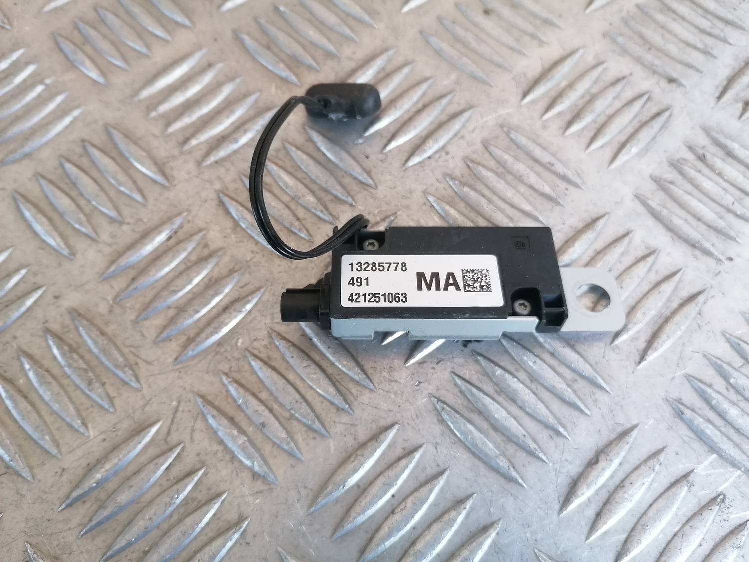 Antenas pastiprinātāja bloks priekš OPEL ASTRA J 2012 4 Antenas pastiprinātāja bloks priekš OPEL ASTRA J 2012