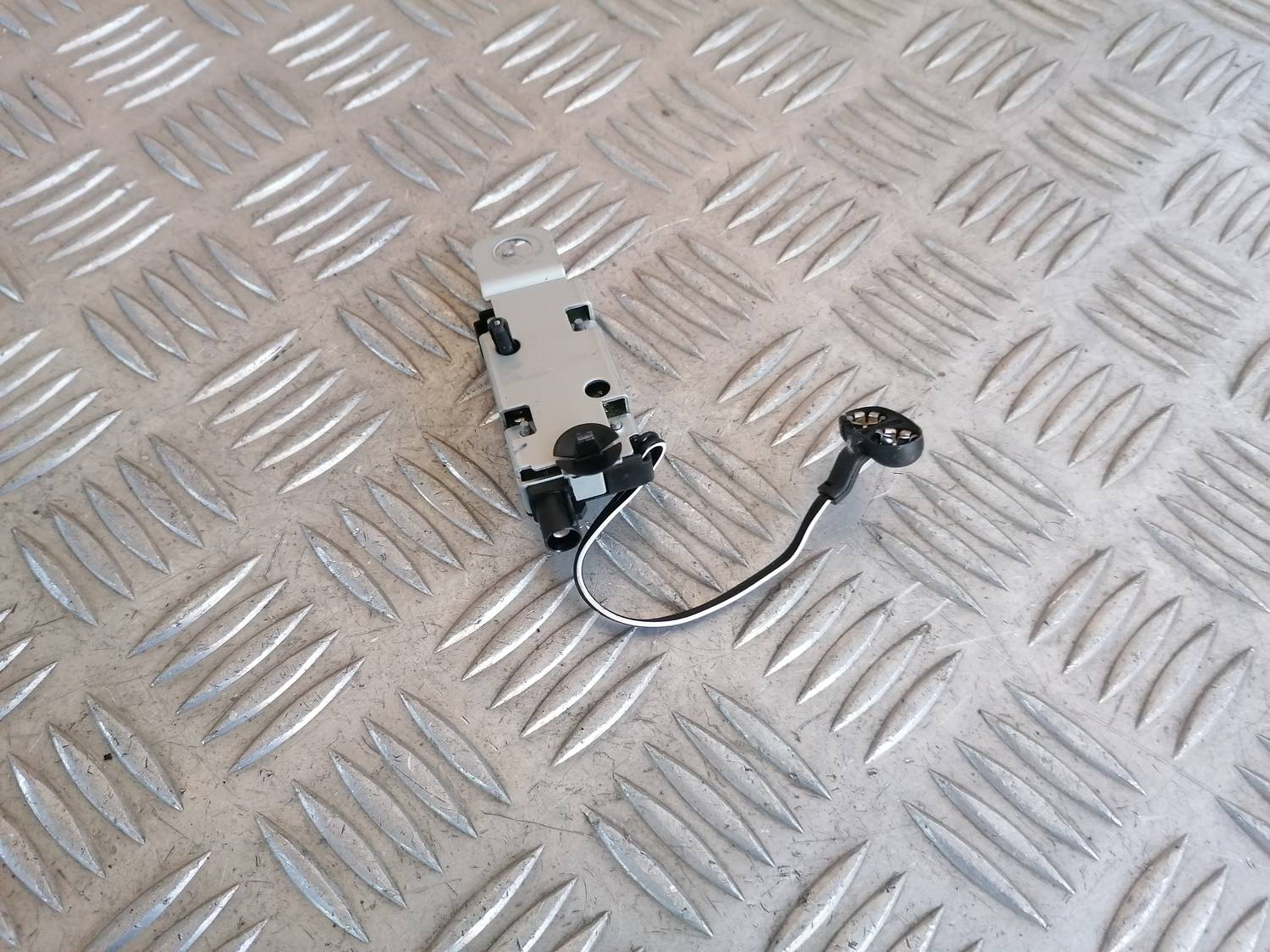 Antenas pastiprinātāja bloks priekš OPEL ASTRA J 2012 3 Antenas pastiprinātāja bloks priekš OPEL ASTRA J 2012