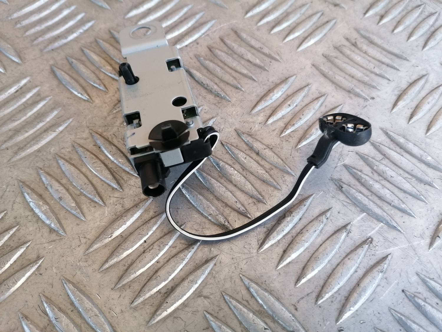 Antenas pastiprinātāja bloks priekš OPEL ASTRA J 2012 2 Antenas pastiprinātāja bloks priekš OPEL ASTRA J 2012