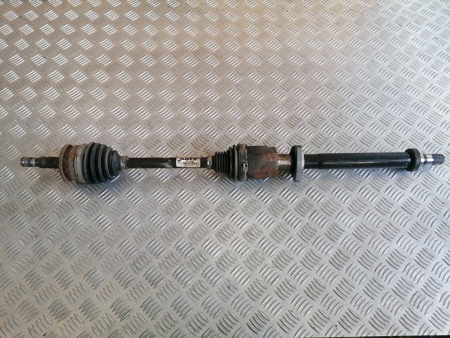 Pusass priekšēja labā priekš OPEL ASTRA J 2012 1 Pusass priekšēja labā priekš OPEL ASTRA J 2012