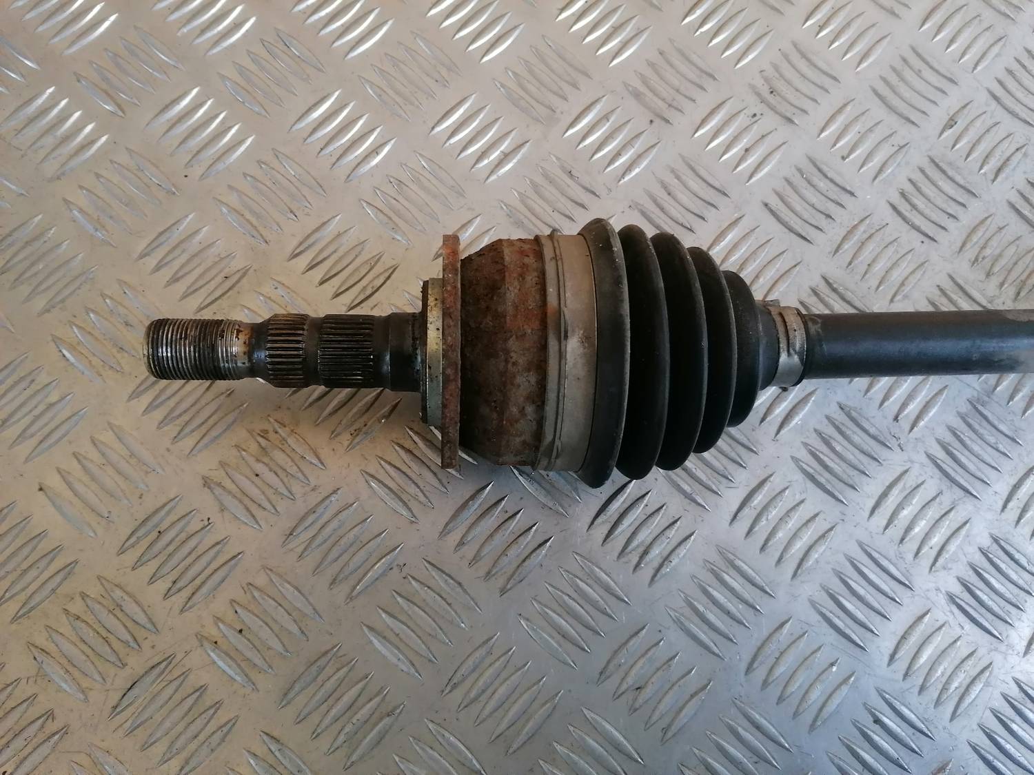 Pusass priekšēja labā priekš OPEL ASTRA J 2012 2 Pusass priekšēja labā priekš OPEL ASTRA J 2012