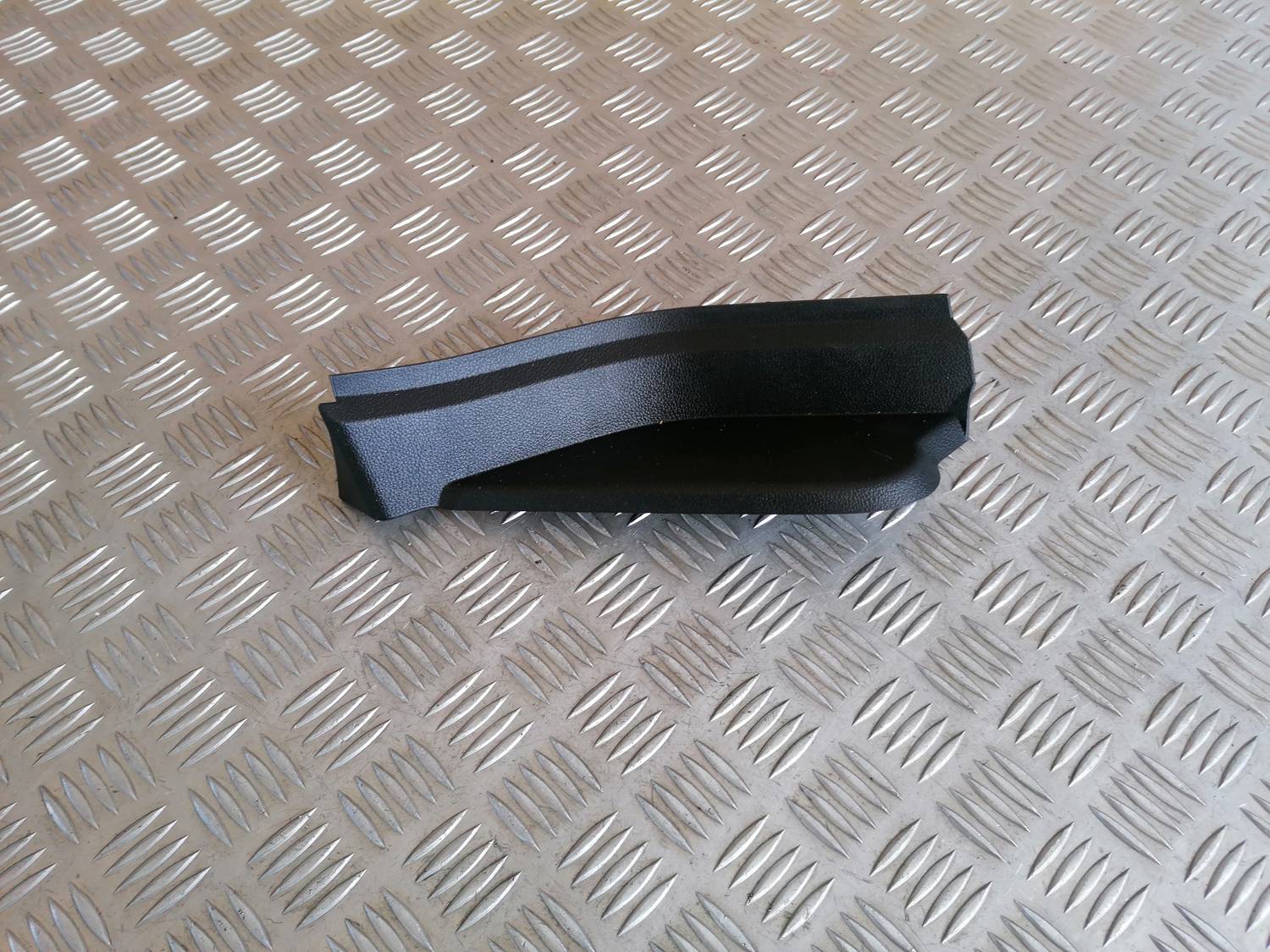 Mērinstrumentu paneļa sānu apdare priekš OPEL ASTRA J 2012 1 Mērinstrumentu paneļa sānu apdare priekš OPEL ASTRA J 2012